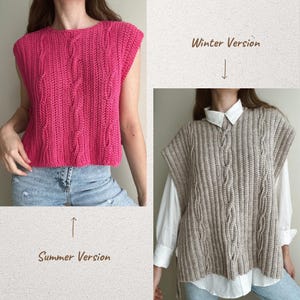 Op de afbeelding: Een mouwloos gebreid vest met een kabelpatroon. De linkerkant toont een felroze versie, terwijl de rechterkant een beige versie toont over een wit overhemd met kraag. De tekstlabels luiden Summer Version en Winter Version.