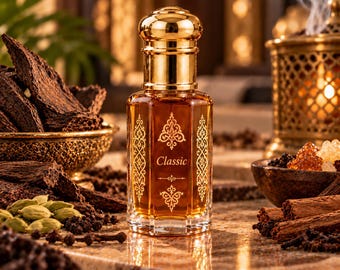 Può includere: Un flacone di profumo in vetro trasparente con tappo dorato e base esagonale, contenente un liquido color ambra. La parte anteriore del flacone presenta intricati motivi in filigrana dorata e la parola Classic in carattere serif bianco.