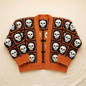Häkelanleitung für eine Strickjacke mit Totenkopfmotiv, PDF-Anleitung für einen quadratischen Pullover mit Totenkopfmotiv, gotische Häkeljacke, Oversize-Strickjacke, digitaler Download, Pullover mit Totenkopfmotiv