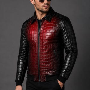 以下が含まれることがあります： 黒と深紅のクロコダイル型押しテクスチャーが特徴のジャケット。襟付きで、フロントはフルジップ仕様、袖口は黒のリブ編み、両サイドにはジッパー付きポケットを備えています。黒のパンツと組み合わされています。