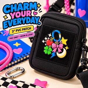 Pode incluir: Uma bolsa retangular preta com um patch de PVC de 7,62 cm com um design colorido de um mosquetão azul, laço rosa, trevo verde, lua crescente amarela, coração vermelho e quadrado xadrez. O texto diz CHARM YOUR EVERYDAY, 3" PVC PATCH, PVC ONLY • HOOK & LOOP.