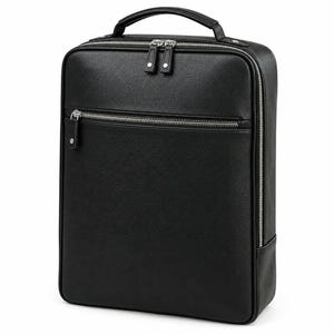 Pode incluir: Uma mochila retangular preta com superfície texturizada, apresentando uma alça superior, um compartimento principal com zíperes duplos prateados e um bolso frontal horizontal com um único zíper prateado. O design é estruturado.