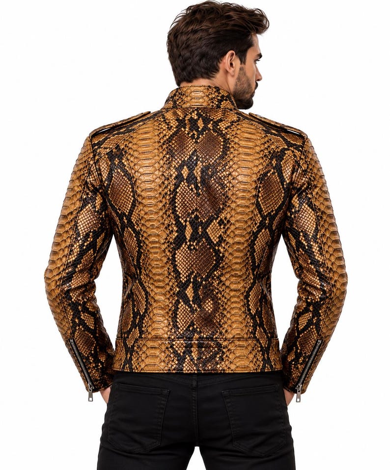 K&ouml;nnte beinhalten: Eine lang&auml;rmelige Jacke mit einem markanten Schlangenledermuster in Braun und Schwarz. Das Kleidungsst&uuml;ck verf&uuml;gt &uuml;ber einen Stehkragen, Schulterklappen und silberfarbene Metallrei&szlig;verschl&uuml;sse an den &Auml;rmelb&uuml;ndchen, dargestellt in der R&uuml;ckansicht.