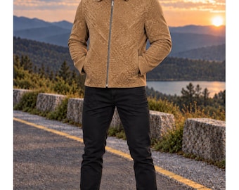 Könnte beinhalten: Eine hellbraune Jacke mit texturiertem Rautenmuster, spitzem Kragen und durchgehendem silberfarbenem Reißverschluss. Die Jacke wird mit einer schmal geschnittenen schwarzen Hose und schlichten weißen Sneakern zu einem Outfit kombiniert.