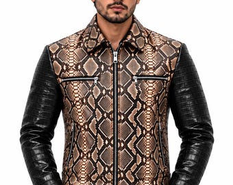 Könnte beinhalten: Eine Jacke mit braun-schwarzem Schlangenledermuster auf den Vorder- und Rückenteilen, kontrastiert durch einfarbige schwarze Ärmel mit strukturierter Krokodilleder-Optik. Das Kleidungsstück verfügt über einen zentralen silbernen Reißverschluss.