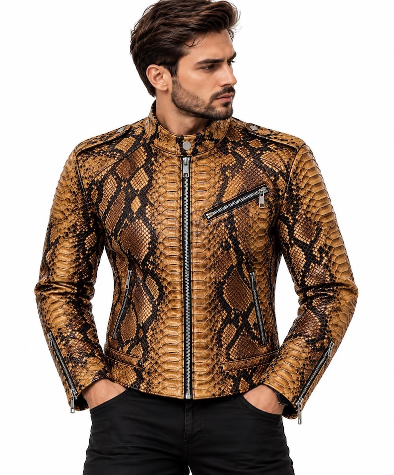 K&ouml;nnte beinhalten: Eine Jacke mit braun-schwarzem Schlangenledermuster, Stehkragen mit Druckknopf, durchgehendem silberfarbenem Rei&szlig;verschluss, einer schr&auml;gen Brusttasche mit Rei&szlig;verschluss, zwei unteren Rei&szlig;verschlusstaschen und Rei&szlig;verschl&uuml;ssen an den &Auml;rmelb&uuml;ndchen.