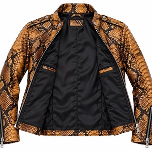 K&ouml;nnte beinhalten: Eine Jacke mit braun-schwarzem Schlangenledermuster, Stehkragen, silberfarbenen Metallrei&szlig;verschl&uuml;ssen an der Vorderseite und an den &Auml;rmelb&uuml;ndchen, Schulterklappen mit silbernen Druckkn&ouml;pfen und einem einfarbig schwarzen Innenfutter.