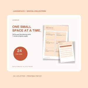 Könnte beinhalten: Eine digitale Sammlung von 24 Entrümpelungs-Aufgabenkarten und Fortschrittsseiten mit dem Titel ONE SMALL SPACE AT A TIME. Das druckbare PDF-Set enthält A4- und US-Letter-Formate und bietet ein minimalistisches Layout in Terrakotta und Creme.