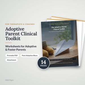 Può includere: Un documento digitale intitolato The Adoptive Parent Clinical Toolkit per terapeuti e coach, contenente 14 pagine di schede di lavoro PDF stampabili. La copertina mostra un aeroplanino di carta e scarpine lavorate a maglia.