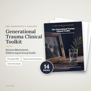 Op de afbeelding: Een digitaal document getiteld The Generational Trauma Clinical Toolkit voor therapeuten en coaches. Het bevat werkbladen, een patroonlogboek en een groepsgids. De omslag toont een vintage fotolijst en een glas water met een groene tak.