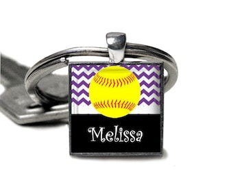 1 personalisierte lila Softball Platz Anhänger Schlüsselanhänger Softball Trainer Softball Mama Softball team Geschenke Varsity jv High School Team Geschenk