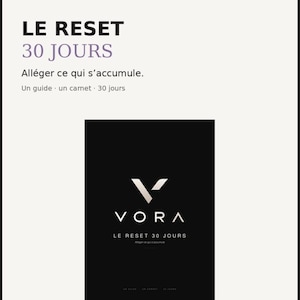 Puede incluir: Una página blanca con el texto VORA 01, LE RESET 30 JOURS y Alléger ce qui s'accumule. Debajo, una cubierta rectangular negra presenta el logotipo de VORA, el texto LE RESET 30 JOURS y la frase Alléger ce qui s'accumule en color blanco.