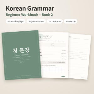 Könnte beinhalten: Ein Koreanisch-Grammatik-Arbeitsbuch für Anfänger, Buch 2, mit salbeigrünem Einband und weißem Text. Es enthält 59 druckbare Seiten, 20 Grammatikeinheiten, US Letter und A4 Formate sowie einen Lösungsschlüssel. Zwei Innenseiten zeigen Übungen.