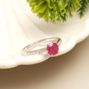 Anillo solitario de rubí natural y moissanita, anillo de compromiso de plata 925 con rubí de talla redonda de 1,40 quilates, regalo de rubí