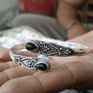 Bracciale rigido con onice nera, gioiello in argento con gemma nera, bracciale rigido aperto in stile boho vintage, gioiello vistoso e di grande effetto, regalo perfetto per lei.