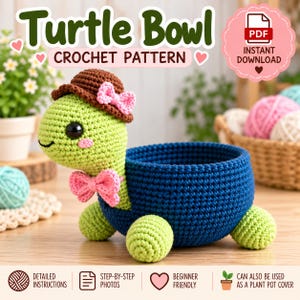 Può includere: Uno schema all'uncinetto per una ciotola a forma di tartaruga con una testa verde chiaro, un cappello marrone, un fiocco rosa e un corpo a forma di ciotola blu scuro. Il testo recita Turtle Bowl Crochet Pattern, PDF Instant Download, Detailed Instructions, Step-by-Step Photos, Beginner Friendly e Can Also Be Used As A Plant Pot Cover.