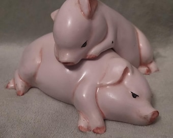 Zestaw 2 figurek ceramicznych śpiących świnek w stylu vintage, urocze świnki, styl cottagecore, countrycore