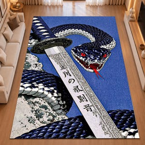 Könnte beinhalten: Ein rechteckiger Teppich mit einem großen, silbernen Katana-Schwert, das auf der Klinge komplizierte Gravuren und japanische Schriftzeichen aufweist. Eine dunkelblaue, geschuppte Schlange mit leuchtend roten Augen und roter Zunge windet sich.