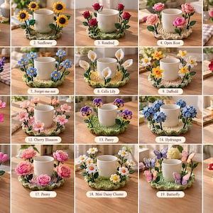Pode incluir: Uma coleção de vinte bases para copos em crochê, cada uma com uma caneca de cerâmica branca central rodeada por vários motivos artesanais de flores, borboletas ou cogumelos em cores vibrantes, dispostos numa grelha numerada de 1 a 20.