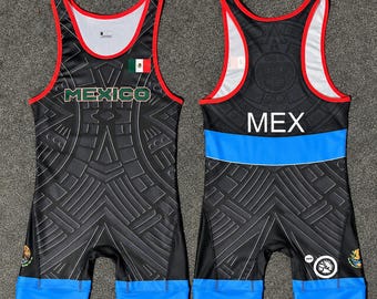 Puede incluir: Un maillot de lucha negro con la palabra MEXICO y la bandera mexicana en el frente, con una banda azul en la parte inferior. La espalda muestra el texto MEX, una franja horizontal azul y un diseño gráfico circular en la pierna.