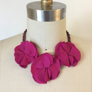 Collar de flor de seda de Fuchsia