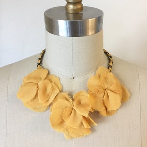 Collana floreale in seta dorata