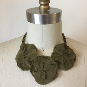 Collar de flor de seda de oliva