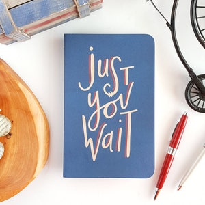 Just YouWait Journal — Handbeschriftetes Hamilton Notizbuch // 2025 Planer // Undatierter blanko Planer — Blau und Kraft