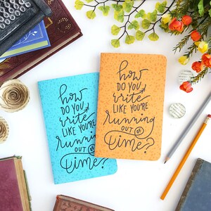 How Do You Write Like You're Racinging Out of Time (Softcover) Tagebuch — Handbeschriftetes Hamilton Notizbuch oder Planer — Orange oder Robin Blau
