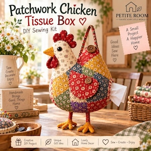 Peut inclure: Un kit de couture DIY pour boîte à mouchoirs en forme de poule en patchwork avec un corps en tissu floral multicolore, une crête rouge, des pattes jaunes et un bouton marron. Le texte indique Patchwork Chicken Tissue Box et Petite Room.