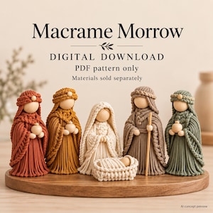 Może przedstawiać: Cyfrowy wzór PDF do pobrania dla zestawu szopki makramowej, zawierający pięć figurek z głowami z drewnianych koralików i szatami z teksturowanego sznurka w kolorach rdzawym, musztardowym, kremowym, taupe i szałwiowym, z małą kołyską makramową.