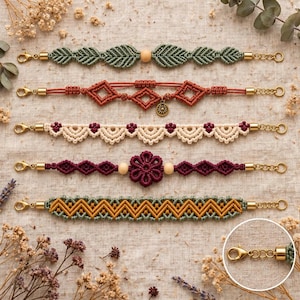 Könnte beinhalten: Fünf Makramee-Armbänder mit verschiedenen Mustern, darunter Blattformen, geometrische Rauten mit einem kleinen Sonnenanhänger, gewellte Kanten, ein zentrales Blumenmotiv mit Holzperlen und ein Zickzack-Design, alle mit goldfarbenen Metallverschlüssen.