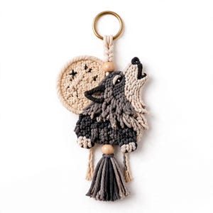 Heulender Wolf Makramee-Schlüsselanhänger | Wolf- und Mond-Schlüsselanhänger | Boho-Wolf-Schlüsselring | Handgefertigter Wolfsanhänger | Taschenanhänger für Wolfsliebhaber