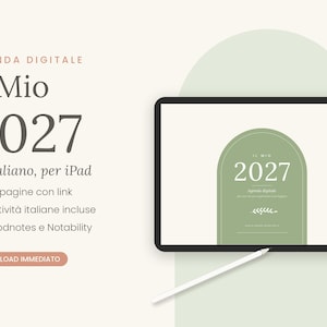 Può includere: Un'agenda digitale per il 2027 visualizzata sullo schermo di un tablet con una penna bianca. Lo schermo mostra una copertina ad arco color verde salvia con il testo 'Il Mio 2027'. A sinistra, testo in italiano elenca 132 pagine e compatibilità.