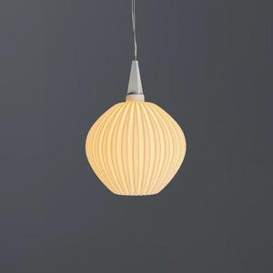 Könnte beinhalten: Eine weiße Pendelleuchte mit einer kugelförmigen, gerippten Textur und einer konischen Halterung. Die Lampe strahlt ein warmes, sanftes Licht aus, das die vertikalen Rippen betont, welche den abgerundeten Körper umhüllen, aufgehängt an einem weißen Kabel.