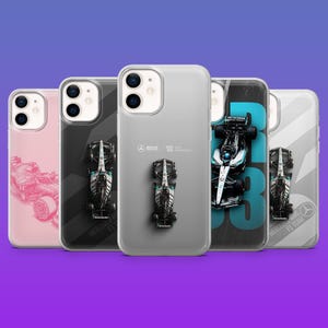 Puede incluir: Cinco fundas transparentes para teléfono con gráficos de coches de carreras de Fórmula 1. Los diseños incluyen un dibujo lineal rosa, un fondo negro con un coche, un coche central con texto de Mercedes-AMG Petronas y otros motivos.
