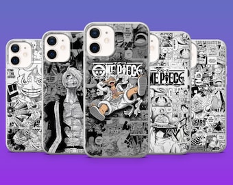 Può includere: Cinque cover trasparenti per telefono con pannelli manga in bianco e nero di One Piece. La cover centrale mostra un'illustrazione a colori di un personaggio in abiti bianchi con il logo One Piece. Ogni cover ha un ritaglio per doppia fotocamera.