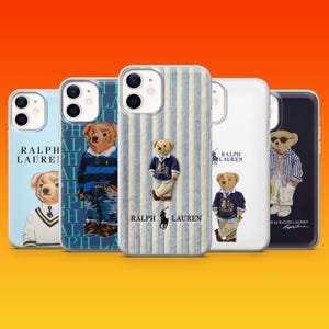 Może przedstawiać: Pięć przezroczystych etui na smartfony z grafikami misiów Ralph Lauren. Wzory przedstawiają misie w swetrach, koszulach w paski i dżinsach, z logo i napisem Ralph Lauren nadrukowanymi na każdym etui na różnych tłach.