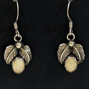 Orecchini Navajo di Benson Yazzie: argento sterling 925, cabochon ovale di calcite, vintage anni '70, firmati da un nativo americano.