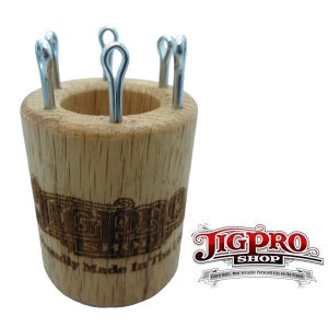 Puede incluir: Un telar de madera para tejer con cuatro ganchos de metal. El telar está grabado con el texto "JigPro Shop" y "Hand Made in the USA".