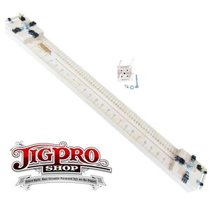 Puede incluir: Un jig de madera blanco con una regla marcada en pulgadas y un peque&ntilde;o jig blanco con un tornillo. El jig est&aacute; etiquetado como "JigPro Shop" y "Finest Built, Most Versatile Paracord Jigs on the Planet".