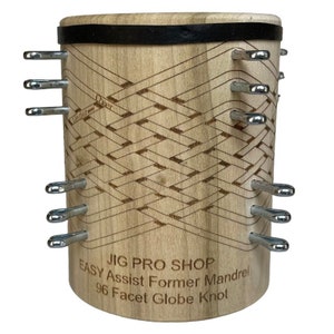 Pu&ograve; includere: Jig in legno con perni metallici per creare un nodo a globo a 96 faccette. Il jig &egrave; etichettato "EASY JIG PRO SHOP 96 Facet Globe Knot".