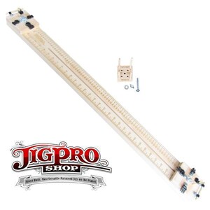 Puede incluir: Un jig de madera con una regla y una abrazadera deslizante. El jig se utiliza para hacer pulseras de paracord. El jig est&aacute; hecho por JigPro Shop. El texto "Finest Built, Most Versatile Paracord Jigs on the Planet" est&aacute; impreso en el jig.