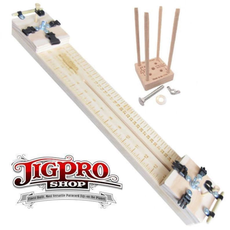 Puede incluir: Un jig de madera para hacer pulseras de paracord. El jig tiene una regla en un lado y un mecanismo de sujeci&oacute;n en el otro. El jig est&aacute; hecho de madera clara y tiene un acabado natural. El jig tambi&eacute;n viene acompa&ntilde;ado de un peque&ntilde;o soporte de madera con clavijas y un perno y tuerca de metal.