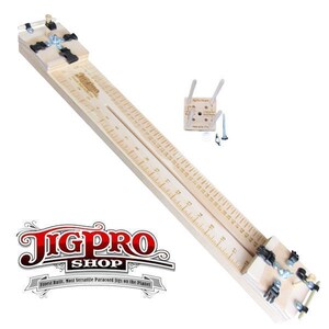 Puede incluir: Un jig de madera con una regla y una abrazadera deslizante. El jig se utiliza para hacer pulseras de paracord. El jig est&aacute; hecho por JigPro Shop. El texto "Finest Built, Most Versatile Paracord Jigs on the Planet" est&aacute; impreso en el jig.