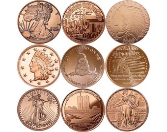 Puede incluir: Nueve monedas de desafío de cobre con varios diseños. Las monedas presentan imágenes de la Estatua de la Libertad, las Torres Gemelas, una serpiente, un nativo americano y un soldado. Las monedas también tienen texto como "United We Stand", "Don't Tread On Me" y "Vietnam Vets".