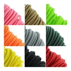 Puede incluir: Nueve carretes de paracord en diferentes colores: rosa, marrón, verde, naranja, amarillo, gris, verde oscuro, negro y rojo.