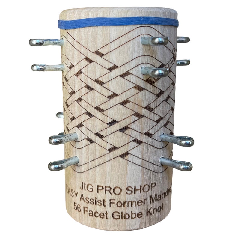 Pu&ograve; includere: Un jig in legno con pioli metallici per creare un nodo a globo a 56 faccette. Il jig &egrave; etichettato "JIG PRO SHOP Easy Assist Former Mandrel 56 Facet Globe Knot".