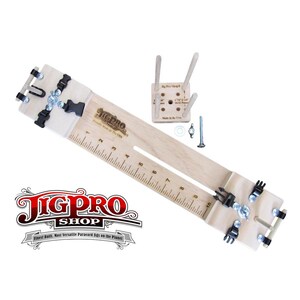 Puede incluir: Un jig de paracord de madera con una regla marcada en pulgadas, dos abrazaderas ajustables y un peque&ntilde;o jig cuadrado con cuatro clavijas. El jig est&aacute; etiquetado como "JigPro" y "Finest Built, Most Versatile Paracord Jigs on the Planet!"