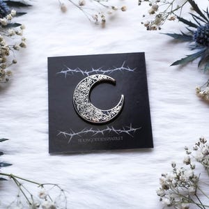 Pin de solapa Luna Rosa / Hecho a mano con temática de brujería y ocultismo